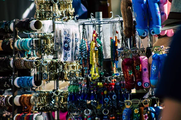 下町の観光客のためのお土産屋で販売されている装飾品の閉店 — ストック写真