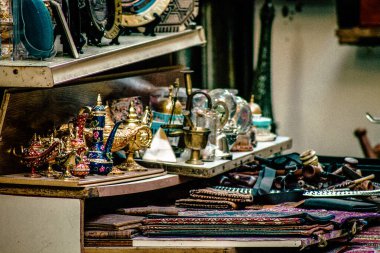 Şehir merkezindeki turistler için bir hediyelik eşya dükkanında satılan dekoratif eşyalar.