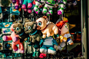 Şehir merkezindeki turistler için bir hediyelik eşya dükkanında satılan dekoratif eşyalar.