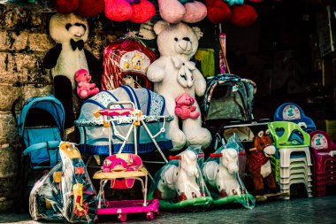 Şehir merkezindeki turistler için bir hediyelik eşya dükkanında satılan dekoratif eşyalar.