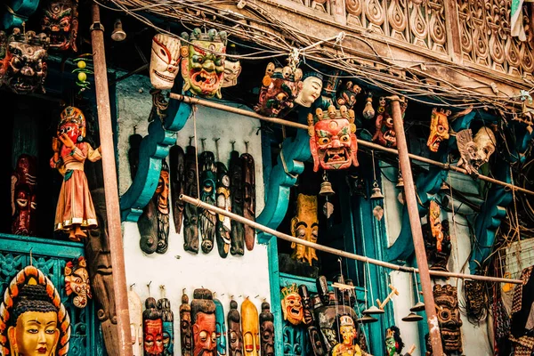 Şehir merkezindeki turistler için bir hediyelik eşya dükkanında satılan dekoratif eşyalar.