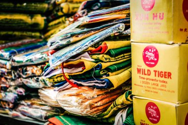 Şehir merkezindeki turistler için bir hediyelik eşya dükkanında satılan dekoratif eşyalar.