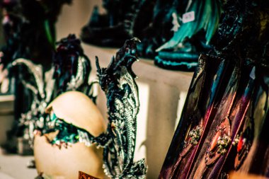 Şehir merkezindeki turistler için bir hediyelik eşya dükkanında satılan dekoratif eşyalar.