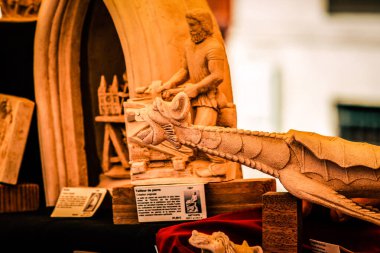 Şehir merkezindeki turistler için bir hediyelik eşya dükkanında satılan dekoratif eşyalar.