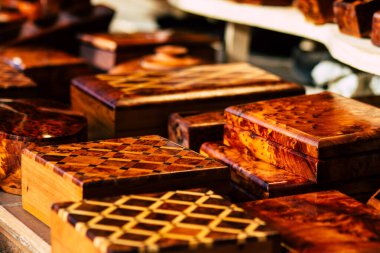 Şehir merkezindeki turistler için bir hediyelik eşya dükkanında satılan dekoratif eşyalar.