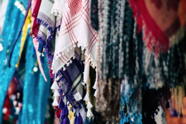 Şehir merkezindeki turistler için bir hediyelik eşya dükkanında satılan dekoratif eşyalar.