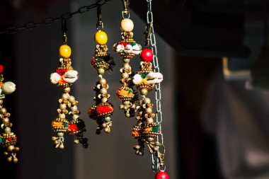 Şehir merkezindeki turistler için bir hediyelik eşya dükkanında satılan dekoratif eşyalar.