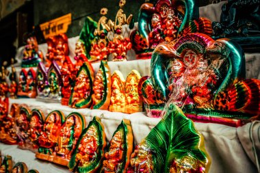 Şehir merkezindeki turistler için bir hediyelik eşya dükkanında satılan dekoratif eşyalar.