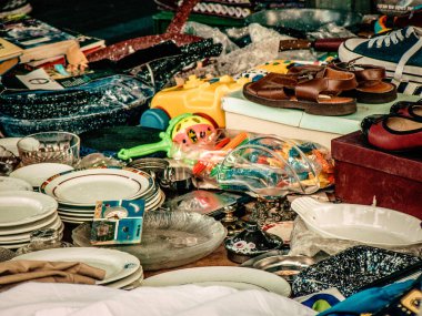 Şehir merkezindeki turistler için bir hediyelik eşya dükkanında satılan dekoratif eşyalar.