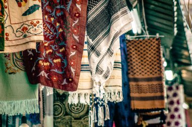 Şehir merkezindeki turistler için bir hediyelik eşya dükkanında satılan dekoratif eşyalar.