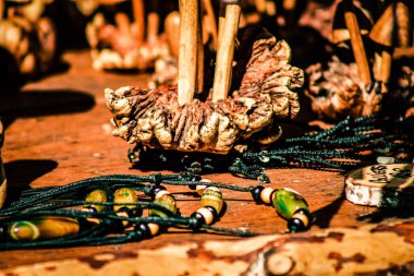 Şehir merkezindeki turistler için bir hediyelik eşya dükkanında satılan dekoratif eşyalar.