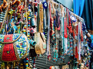 Şehir merkezindeki turistler için bir hediyelik eşya dükkanında satılan dekoratif eşyalar.