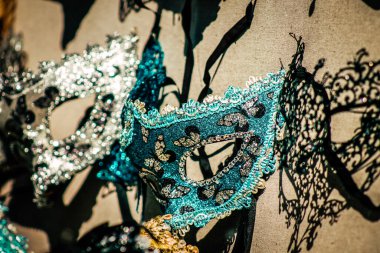 Şehir merkezindeki turistler için bir hediyelik eşya dükkanında satılan dekoratif eşyalar.