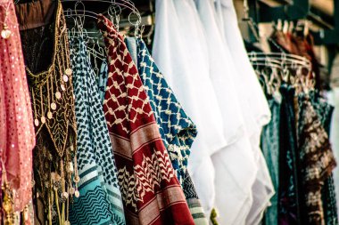 Şehir merkezindeki turistler için bir hediyelik eşya dükkanında satılan dekoratif eşyalar.