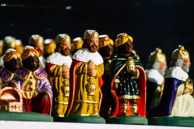 Şehir merkezindeki turistler için bir hediyelik eşya dükkanında satılan dekoratif eşyalar.