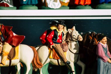 Şehir merkezindeki turistler için bir hediyelik eşya dükkanında satılan dekoratif eşyalar.