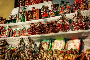 Şehir merkezindeki turistler için bir hediyelik eşya dükkanında satılan dekoratif eşyalar.