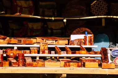 Şehir merkezindeki turistler için bir hediyelik eşya dükkanında satılan dekoratif eşyalar.