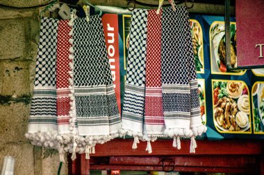 Şehir merkezindeki turistler için bir hediyelik eşya dükkanında satılan dekoratif eşyalar.