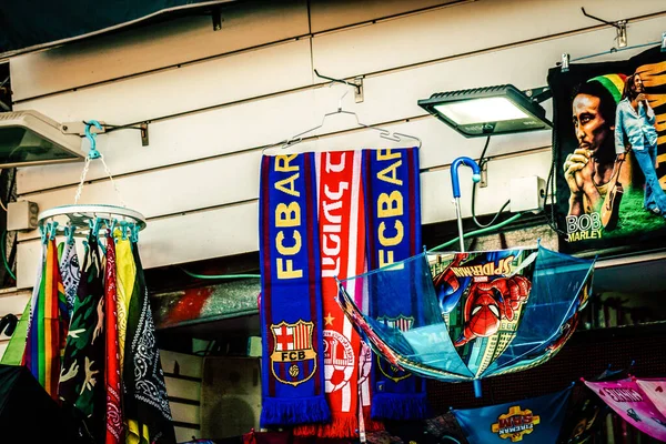 Şehir Merkezindeki Turistler Için Bir Hediyelik Eşya Dükkanında Satılan Dekoratif — Stok fotoğraf