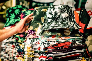 Şehir merkezindeki turistler için bir hediyelik eşya dükkanında satılan dekoratif eşyalar.