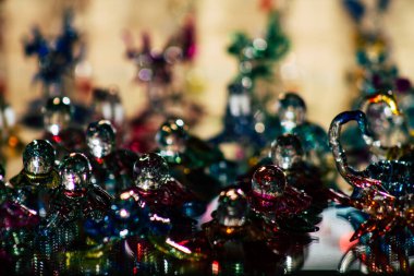 Şehir merkezindeki turistler için bir hediyelik eşya dükkanında satılan dekoratif eşyalar.