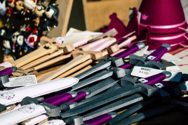 Şehir merkezindeki turistler için bir hediyelik eşya dükkanında satılan dekoratif eşyalar.