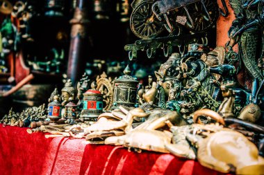 Şehir merkezindeki turistler için bir hediyelik eşya dükkanında satılan dekoratif eşyalar.