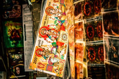 Şehir merkezindeki turistler için bir hediyelik eşya dükkanında satılan dekoratif eşyalar.