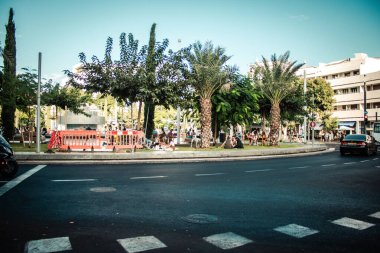 Tel Aviv İsrail 13 Ekim 2020 Dizengoff Sirki 'nde oturan kimliği belirsiz İsrail halkının görüntüsü, Tel Aviv' de ikonik bir meydan ve İsrail 'deki Coronavirus salgınına rağmen