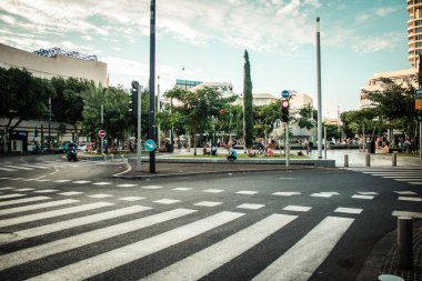 Tel Aviv İsrail 13 Ekim 2020 Dizengoff Sirki 'nde oturan kimliği belirsiz İsrail halkının görüntüsü, Tel Aviv' de ikonik bir meydan ve İsrail 'deki Coronavirus salgınına rağmen