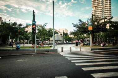 Tel Aviv İsrail 13 Ekim 2020 Dizengoff Sirki 'nde oturan kimliği belirsiz İsrail halkının görüntüsü, Tel Aviv' de ikonik bir meydan ve İsrail 'deki Coronavirus salgınına rağmen