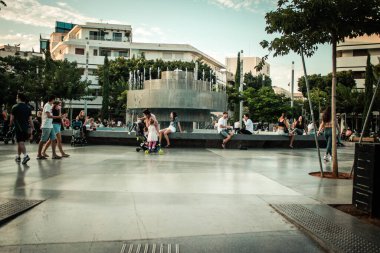 Tel Aviv İsrail 13 Ekim 2020 Dizengoff Sirki 'nde oturan kimliği belirsiz İsrail halkının görüntüsü, Tel Aviv' de ikonik bir meydan ve İsrail 'deki Coronavirus salgınına rağmen