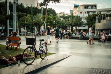 Tel Aviv İsrail 13 Ekim 2020 Dizengoff Sirki 'nde oturan kimliği belirsiz İsrail halkının görüntüsü, Tel Aviv' de ikonik bir meydan ve İsrail 'deki Coronavirus salgınına rağmen