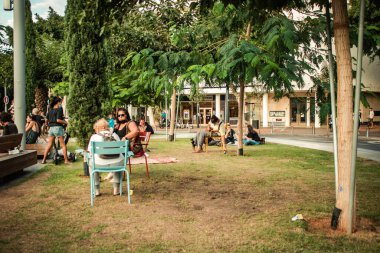 Tel Aviv İsrail 13 Ekim 2020 Dizengoff Sirki 'nde oturan kimliği belirsiz İsrail halkının görüntüsü, Tel Aviv' de ikonik bir meydan ve İsrail 'deki Coronavirus salgınına rağmen