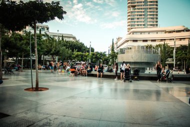 Tel Aviv İsrail 13 Ekim 2020 Dizengoff Sirki 'nde oturan kimliği belirsiz İsrail halkının görüntüsü, Tel Aviv' de ikonik bir meydan ve İsrail 'deki Coronavirus salgınına rağmen
