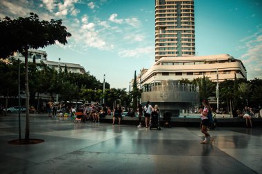 Tel Aviv İsrail 13 Ekim 2020 Dizengoff Sirki 'nde oturan kimliği belirsiz İsrail halkının görüntüsü, Tel Aviv' de ikonik bir meydan ve İsrail 'deki Coronavirus salgınına rağmen