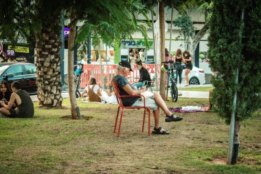 Tel Aviv İsrail 13 Ekim 2020 Dizengoff Sirki 'nde oturan kimliği belirsiz İsrail halkının görüntüsü, Tel Aviv' de ikonik bir meydan ve İsrail 'deki Coronavirus salgınına rağmen