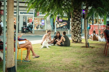 Tel Aviv İsrail 13 Ekim 2020 Dizengoff Sirki 'nde oturan kimliği belirsiz İsrail halkının görüntüsü, Tel Aviv' de ikonik bir meydan ve İsrail 'deki Coronavirus salgınına rağmen