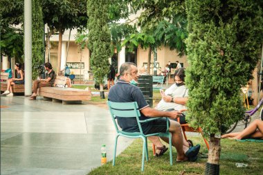 Tel Aviv İsrail 13 Ekim 2020 Dizengoff Sirki 'nde oturan kimliği belirsiz İsrail halkının görüntüsü, Tel Aviv' de ikonik bir meydan ve İsrail 'deki Coronavirus salgınına rağmen