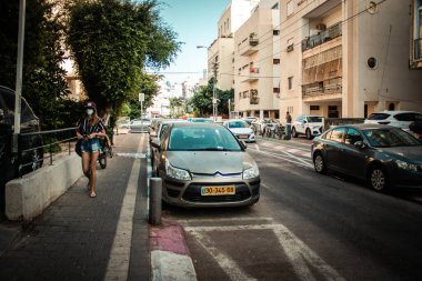 Tel Aviv İsrail 13 Ekim 2020 Coronavirus salgını sırasında Tel Aviv sokaklarında yürüyen ve nüfusu kontrol altına almak için kilit altında tutulan kimliği belirsiz insanların görüntüsü.