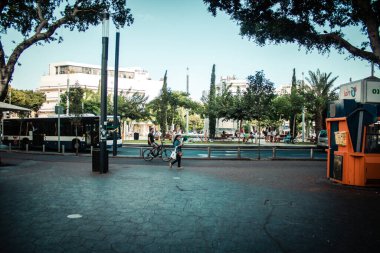 Tel Aviv İsrail 13 Ekim 2020 Coronavirus salgını sırasında Tel Aviv sokaklarında yürüyen ve nüfusu kontrol altına almak için kilit altında tutulan kimliği belirsiz insanların görüntüsü.