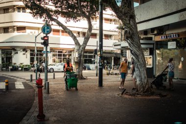 Tel Aviv İsrail 13 Ekim 2020 Coronavirus salgını sırasında Tel Aviv sokaklarında yürüyen ve nüfusu kontrol altına almak için kilit altında tutulan kimliği belirsiz insanların görüntüsü.