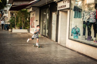 Tel Aviv İsrail 13 Ekim 2020 Coronavirus salgını sırasında Tel Aviv sokaklarında yürüyen ve nüfusu kontrol altına almak için kilit altında tutulan kimliği belirsiz insanların görüntüsü.