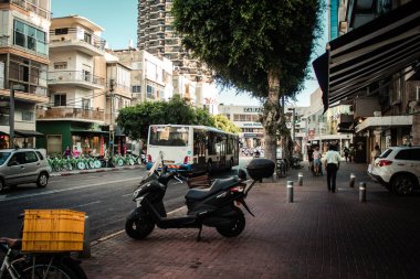 Tel Aviv İsrail 13 Ekim 2020 Coronavirus salgını sırasında Tel Aviv sokaklarında yürüyen ve nüfusu kontrol altına almak için kilit altında tutulan kimliği belirsiz insanların görüntüsü.