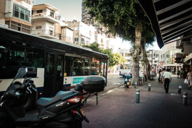 Tel Aviv İsrail 13 Ekim 2020 Coronavirus salgını sırasında Tel Aviv sokaklarında yürüyen ve nüfusu kontrol altına almak için kilit altında tutulan kimliği belirsiz insanların görüntüsü.