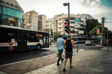 Tel Aviv İsrail 13 Ekim 2020 Coronavirus salgını sırasında Tel Aviv sokaklarında yürüyen ve nüfusu kontrol altına almak için kilit altında tutulan kimliği belirsiz insanların görüntüsü.