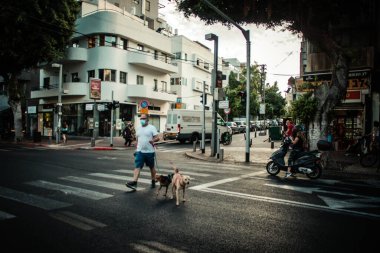 Tel Aviv İsrail 13 Ekim 2020 Coronavirus salgını sırasında Tel Aviv sokaklarında yürüyen ve nüfusu kontrol altına almak için kilit altında tutulan kimliği belirsiz insanların görüntüsü.