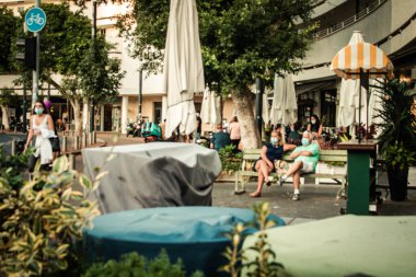 Tel Aviv İsrail 13 Ekim 2020 Coronavirus salgını sırasında Tel Aviv sokaklarında yürüyen ve nüfusu kontrol altına almak için kilit altında tutulan kimliği belirsiz insanların görüntüsü.