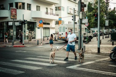 Tel Aviv İsrail 13 Ekim 2020 Coronavirus salgını sırasında Tel Aviv sokaklarında yürüyen ve nüfusu kontrol altına almak için kilit altında tutulan kimliği belirsiz insanların görüntüsü.